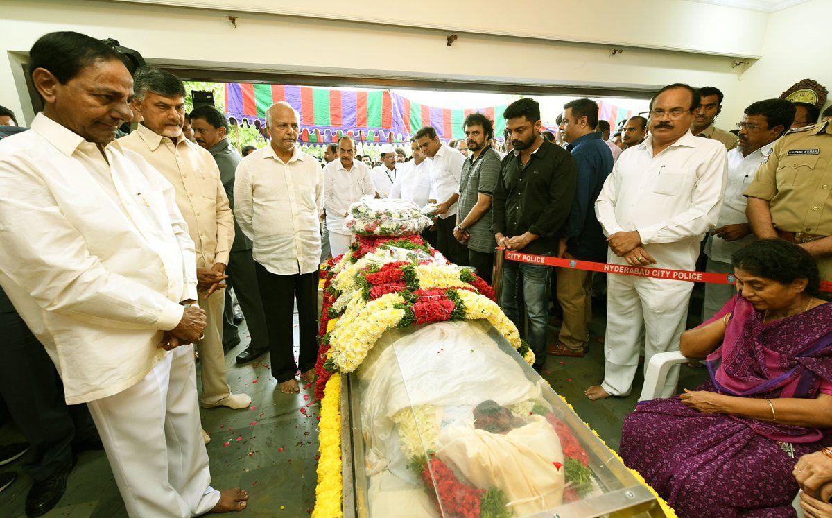 PHOTOS: Celebrities Pay Tribute to Nandamuri Harikrishna