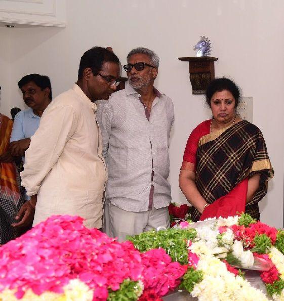 PHOTOS: Celebrities Pay Tribute to Nandamuri Harikrishna