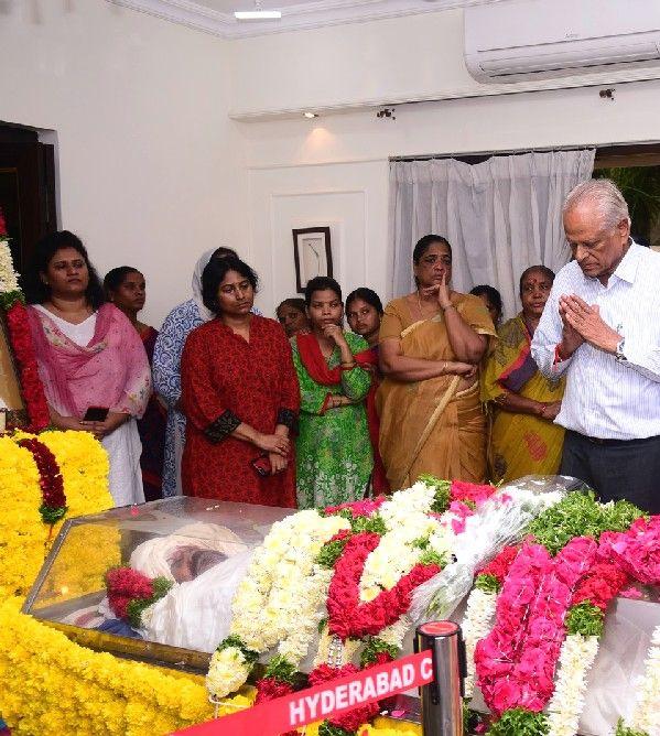 PHOTOS: Celebrities Pay Tribute to Nandamuri Harikrishna