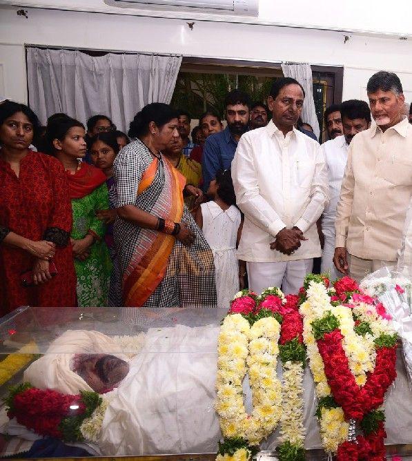 PHOTOS: Celebrities Pay Tribute to Nandamuri Harikrishna