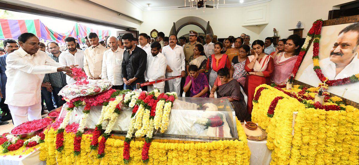 PHOTOS: Celebrities Pay Tribute to Nandamuri Harikrishna