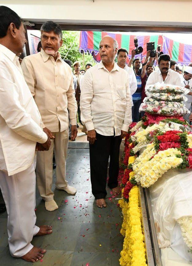 PHOTOS: Celebrities Pay Tribute to Nandamuri Harikrishna