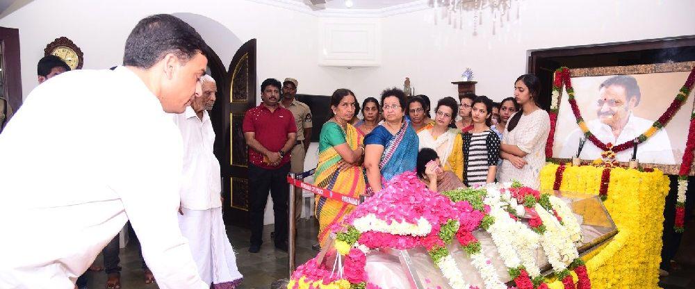 PHOTOS: Celebrities Pay Tribute to Nandamuri Harikrishna