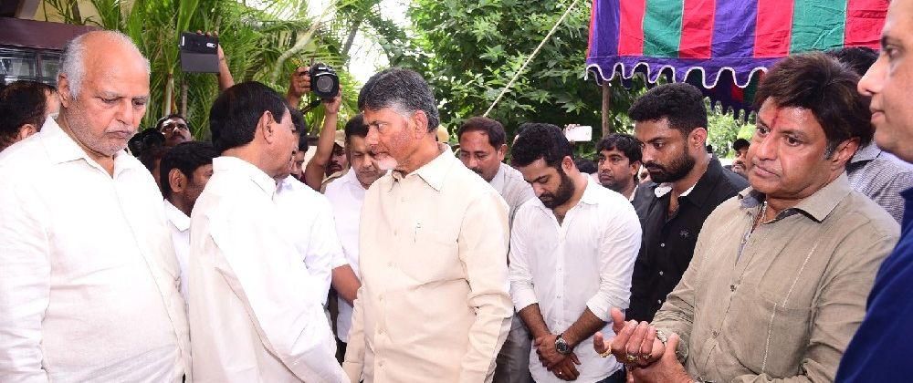 PHOTOS: Celebrities Pay Tribute to Nandamuri Harikrishna