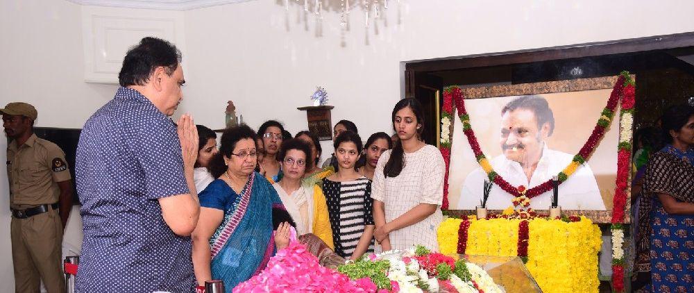 PHOTOS: Celebrities Pay Tribute to Nandamuri Harikrishna