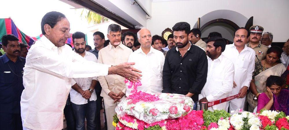 PHOTOS: Celebrities Pay Tribute to Nandamuri Harikrishna