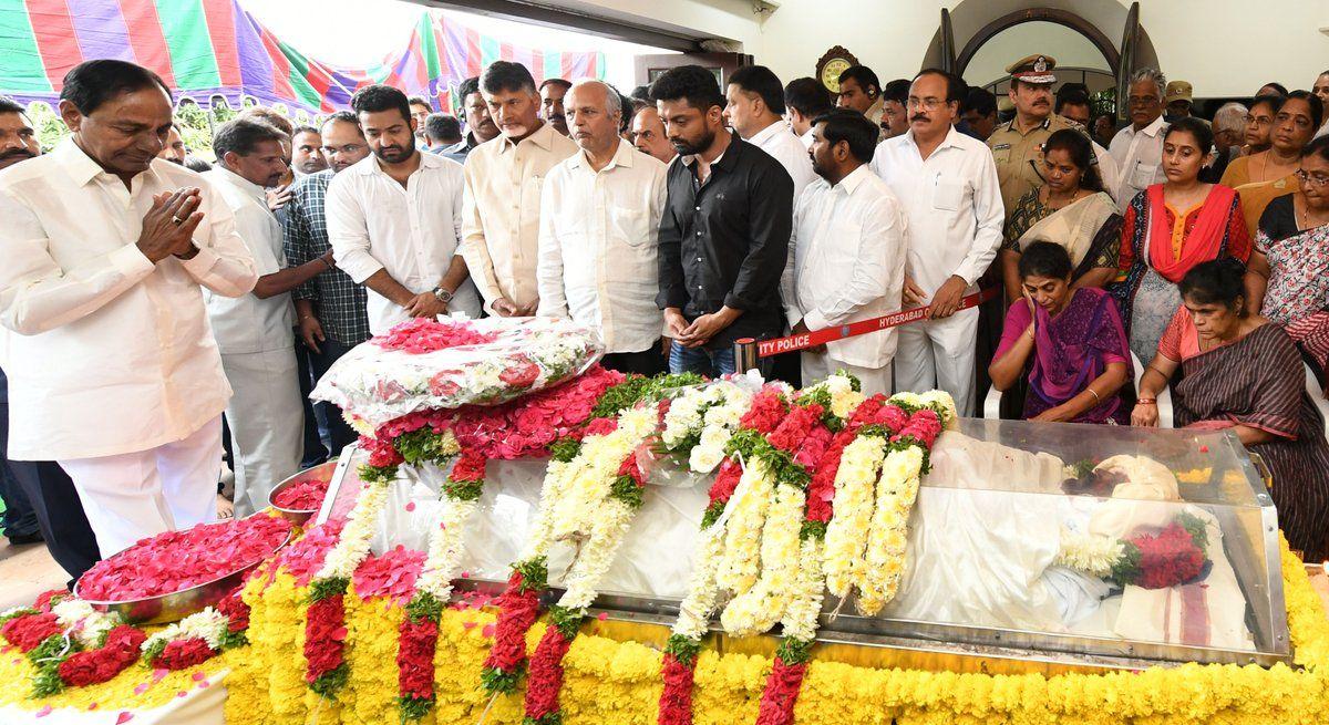 PHOTOS: Celebrities Pay Tribute to Nandamuri Harikrishna