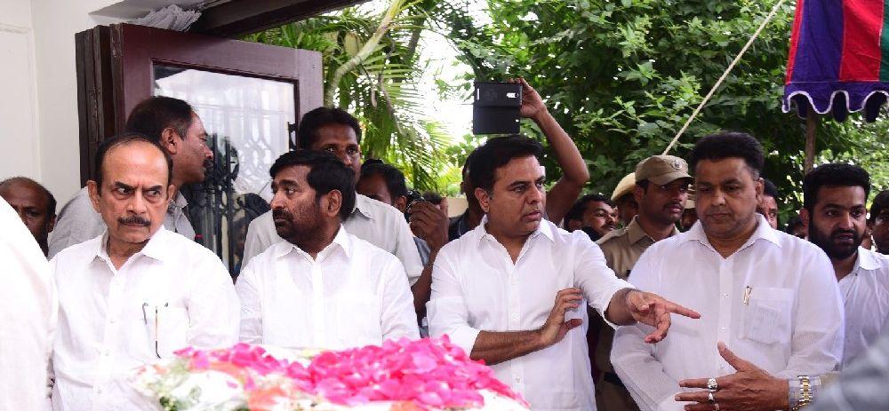 PHOTOS: Celebrities Pay Tribute to Nandamuri Harikrishna