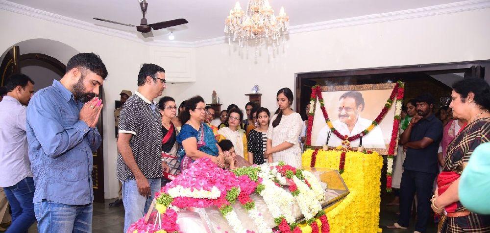 PHOTOS: Celebrities Pay Tribute to Nandamuri Harikrishna