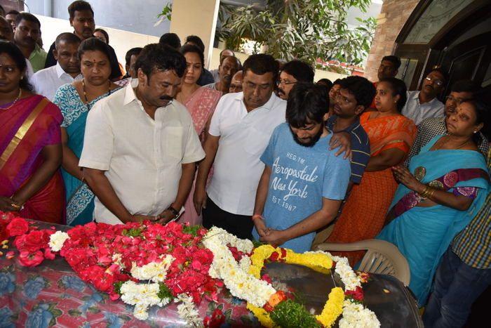 PHOTOS: Celebs Pay Tribute To Gundu Hanumantha Rao