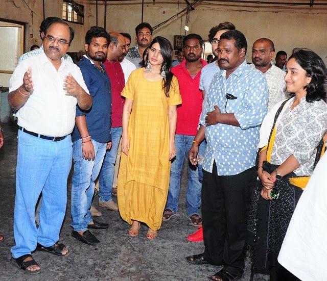 PHOTOS: Samantha Visits Gundala Handlooms in Jangaon District