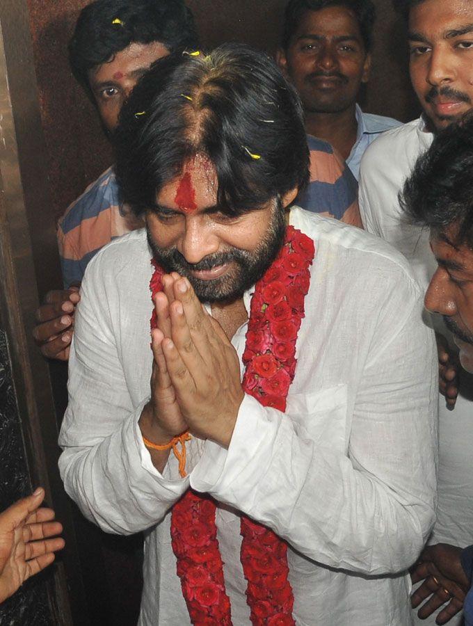 Fans Shocking Behavior with Pawan Kalyan Chittoor Road Show Photos