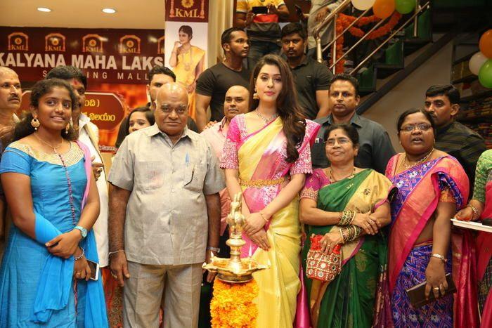 Payal Rajput inaugurates a shopping mall Photos