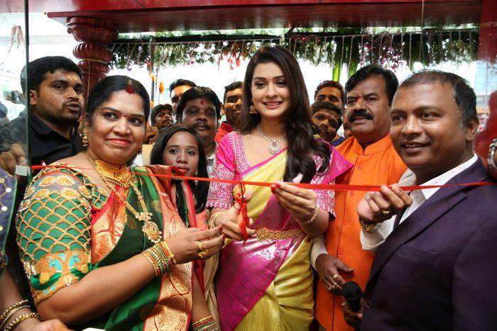 Payal Rajput inaugurates a shopping mall Photos