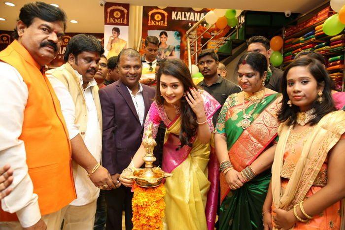 Payal Rajput inaugurates a shopping mall Photos