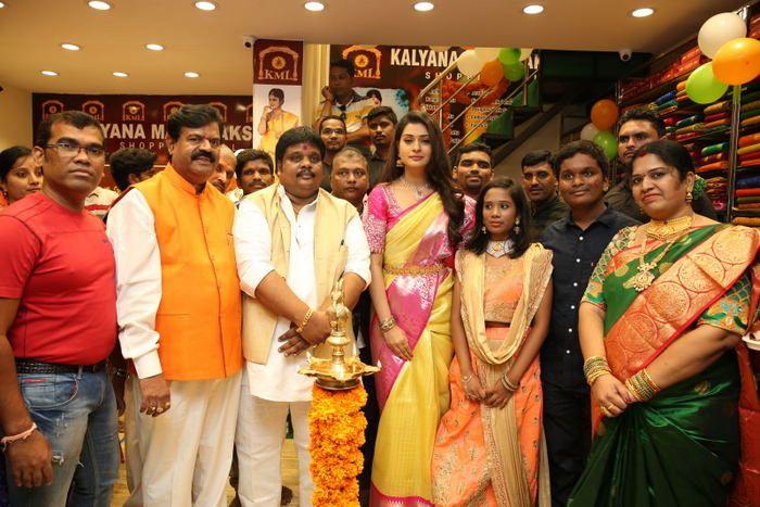 Payal Rajput inaugurates a shopping mall Photos
