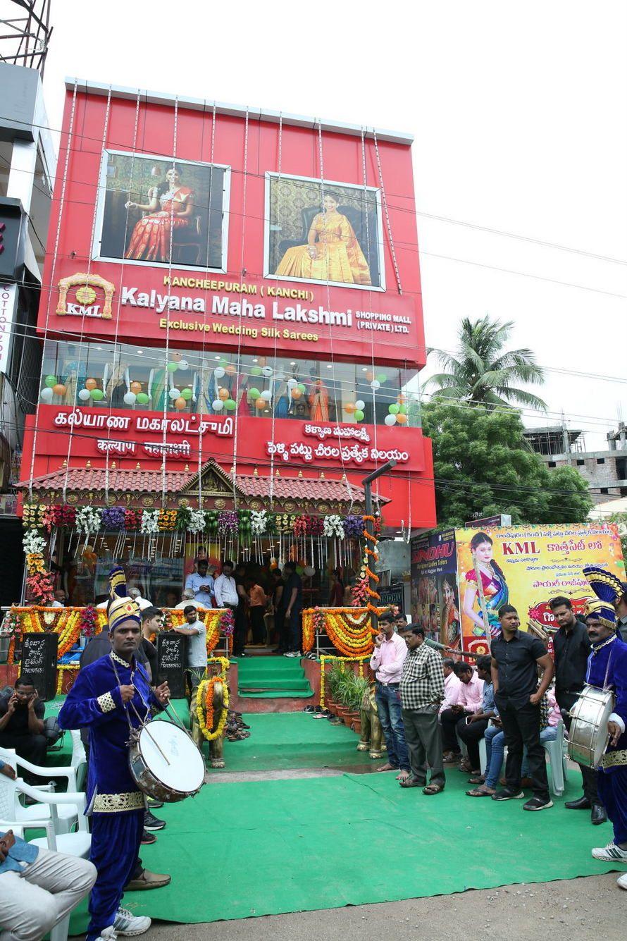 Payal Rajput inaugurates a shopping mall Photos