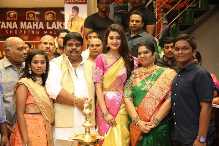 Payal Rajput inaugurates a shopping mall Photos