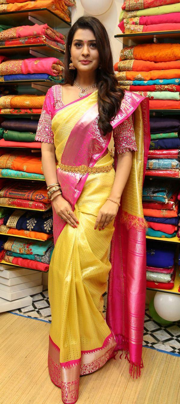 Payal Rajput inaugurates a shopping mall Photos