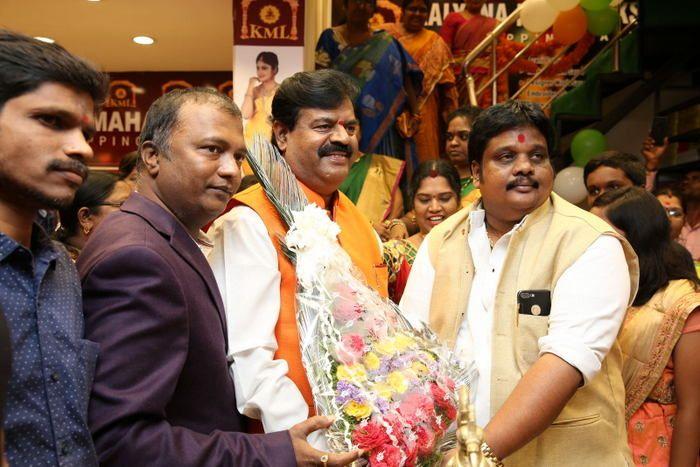 Payal Rajput inaugurates a shopping mall Photos