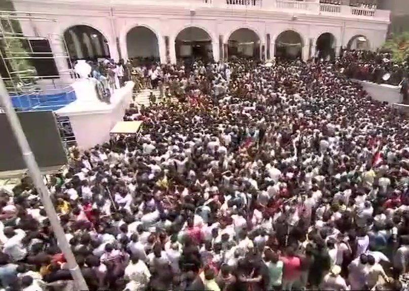 People's Pay Their Last Respects to M Karunanidhi Photos