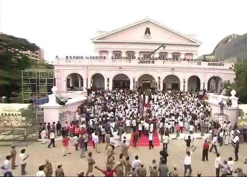 People's Pay Their Last Respects to M Karunanidhi Photos