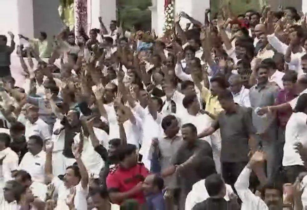 People's Pay Their Last Respects to M Karunanidhi Photos