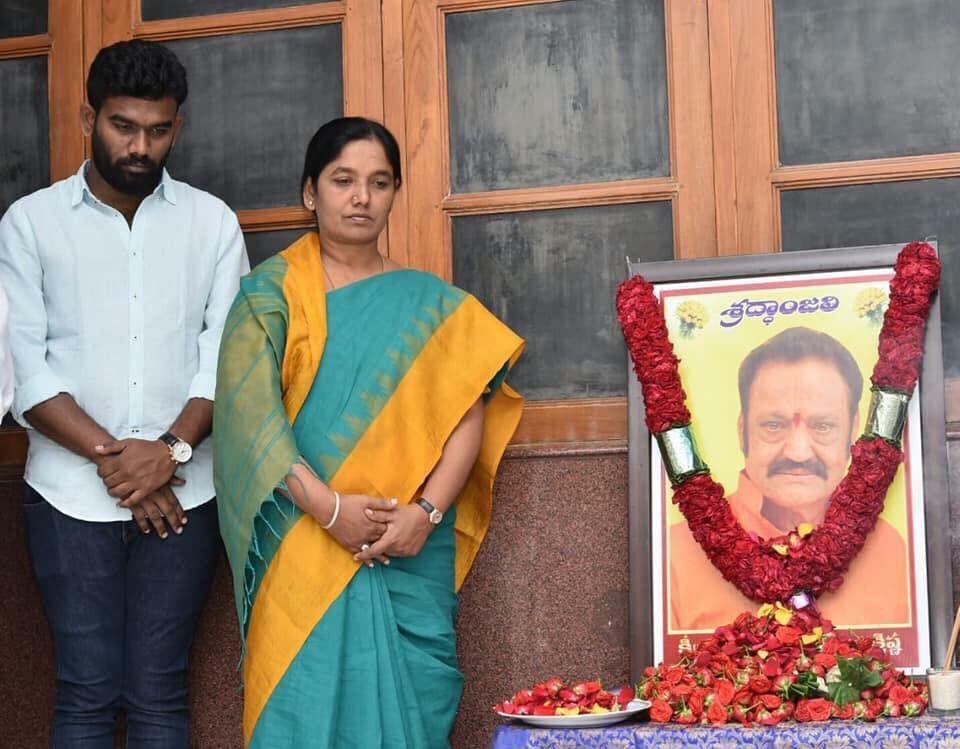 Photos: Paritala Sunitha And Sriram Pays Tribute To Nandamuri Hari Krishna