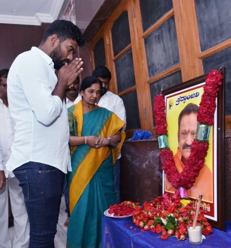 Photos: Paritala Sunitha And Sriram Pays Tribute To Nandamuri Hari Krishna