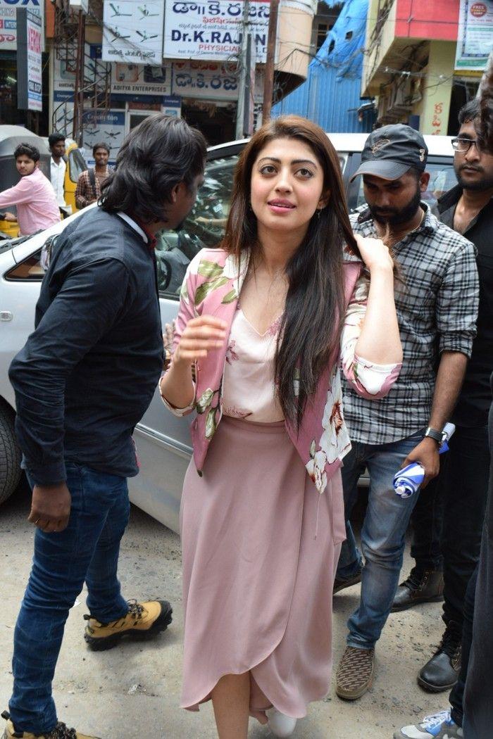 Pranitha Launches Cellbay Mobile Stores Photos