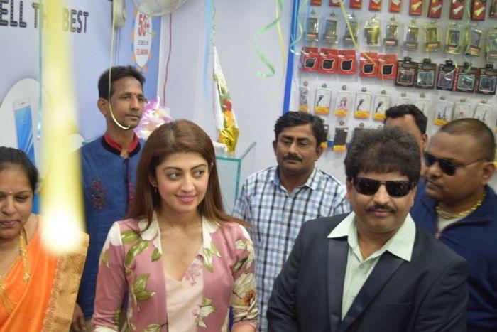 Pranitha Launches Cellbay Mobile Stores Photos