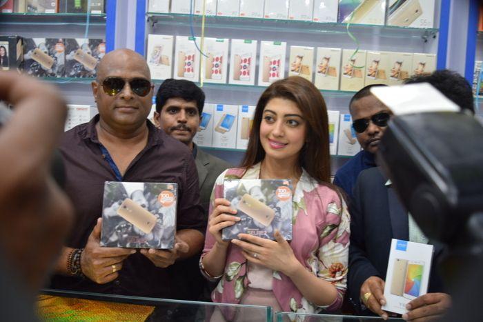 Pranitha Launches Cellbay Mobile Stores Photos