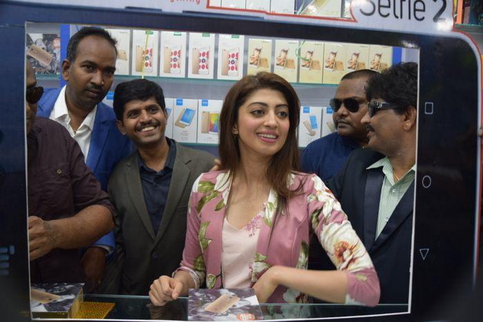 Pranitha Launches Cellbay Mobile Stores Photos