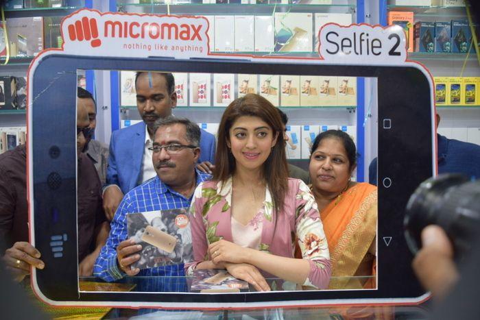 Pranitha Launches Cellbay Mobile Stores Photos