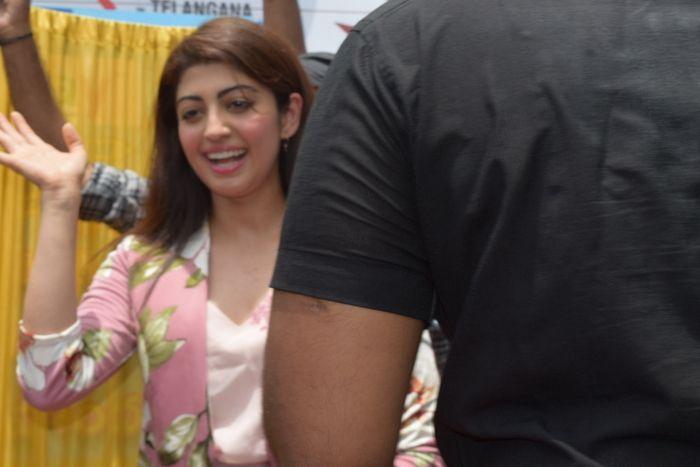 Pranitha Launches Cellbay Mobile Stores Photos