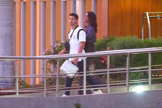 Priyanka Chopra & Nick Jonas enjoy a sweet short vacation in Mexico