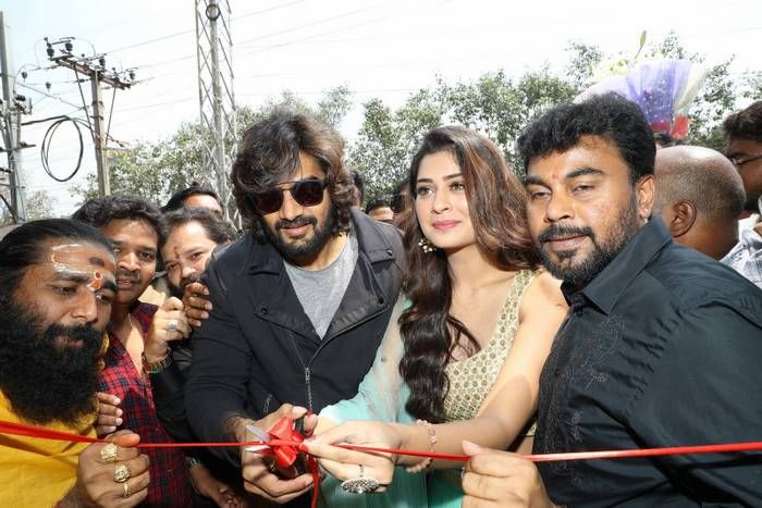 RX100 pair & Kaushal inaugurate KLM fashion mall