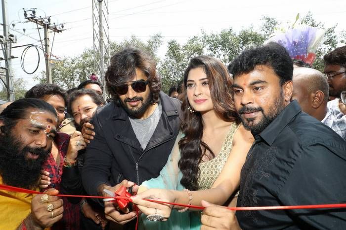 RX100 pair & Kaushal inaugurate KLM fashion mall