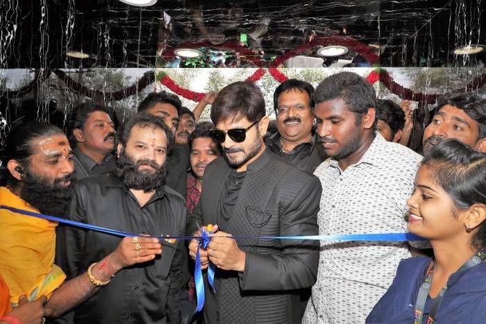 RX100 pair & Kaushal inaugurate KLM fashion mall