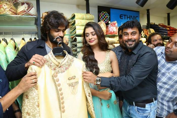 RX100 pair & Kaushal inaugurate KLM fashion mall