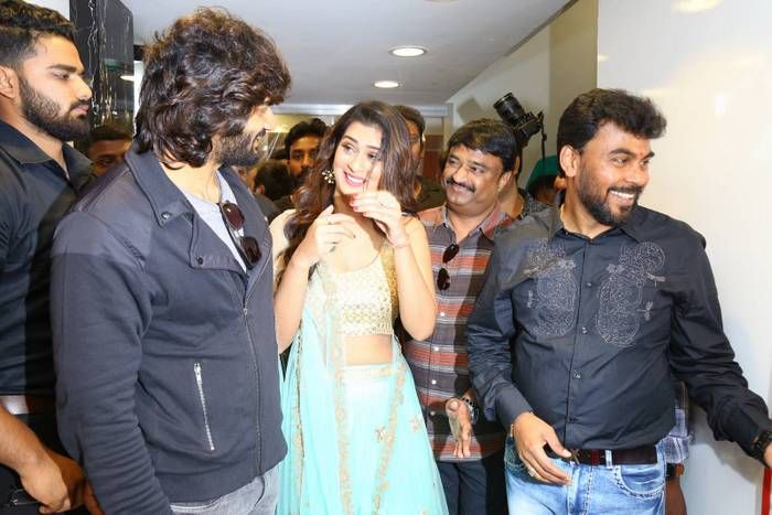 RX100 pair & Kaushal inaugurate KLM fashion mall