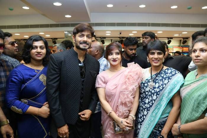 RX100 pair & Kaushal inaugurate KLM fashion mall