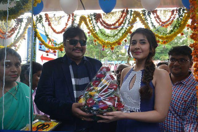 Raashi Khanna inagurates Big C mobile store at Guntur Photos