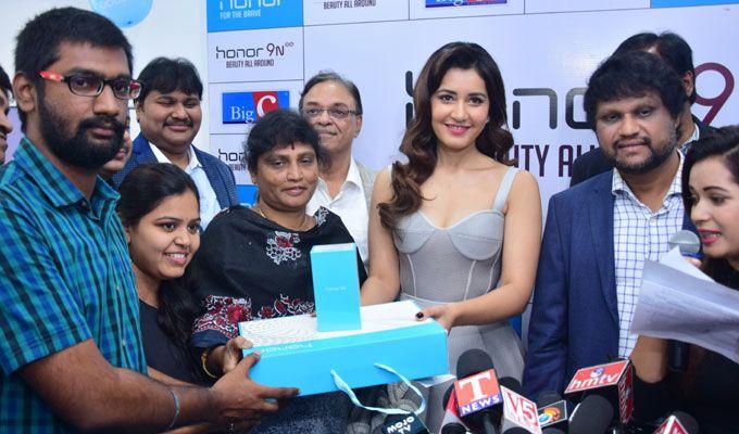 Raashi Khanna launches Honor 9 Smartphone Photos