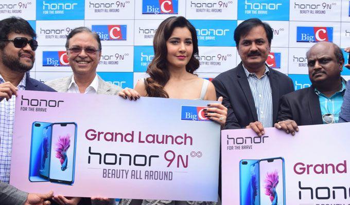 Raashi Khanna launches Honor 9 Smartphone Photos