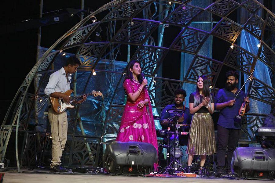 Rakul & Naga Chaitanya Koncham Touch Lo Unte Cheptha Photos