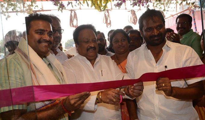 Rashmika Mandanna & Bithiri Sathi Participated in CMR Shopping Mall Opening