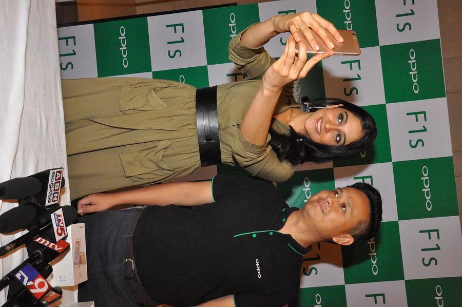 Regina Launches Oppo F1s Phone Photos