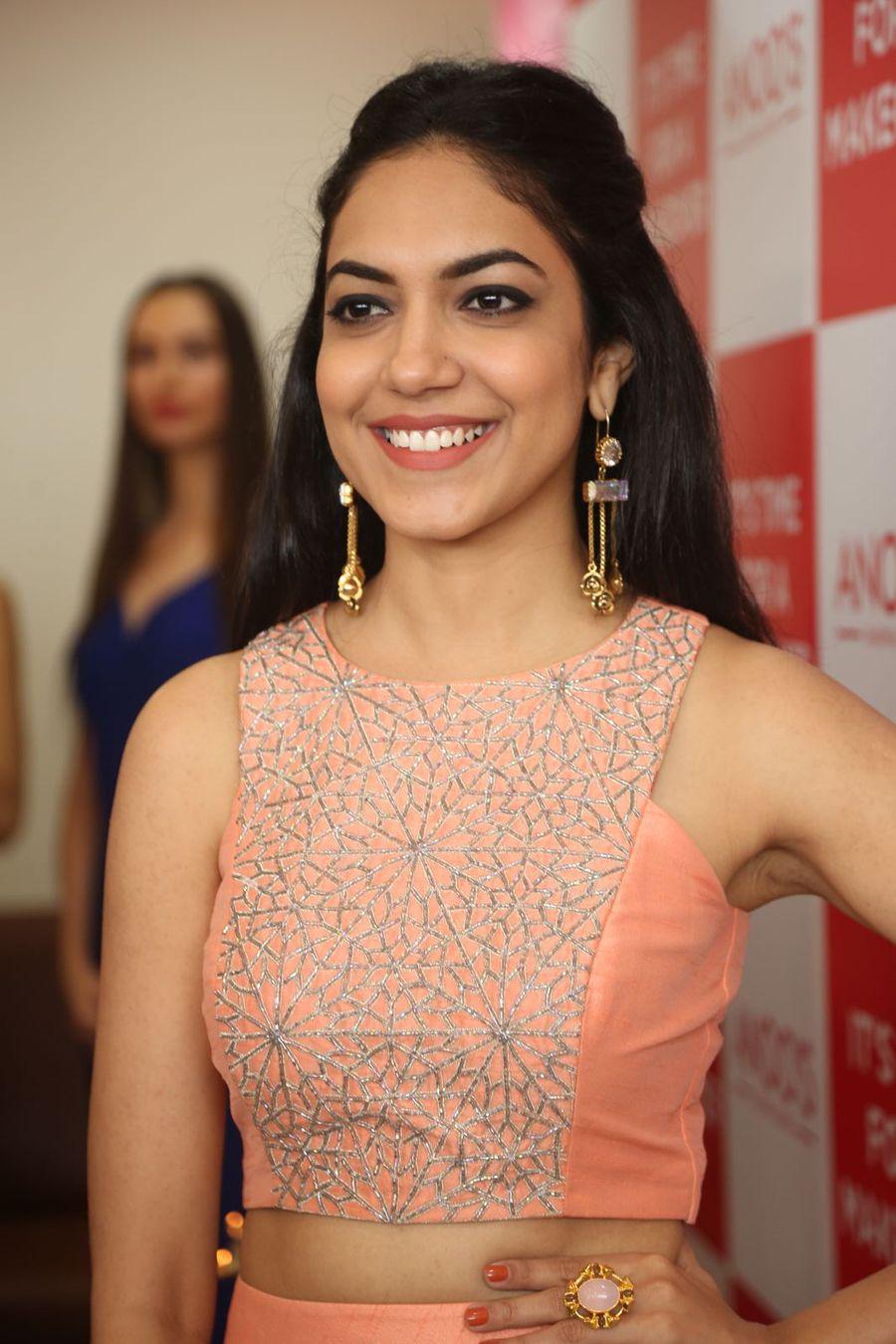 Ritu Varma Launch Anoos New Franchise Salon Photos