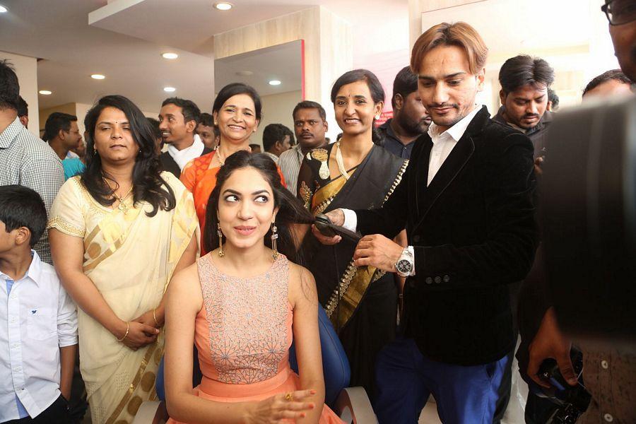 Ritu Varma Launch Anoos New Franchise Salon Photos